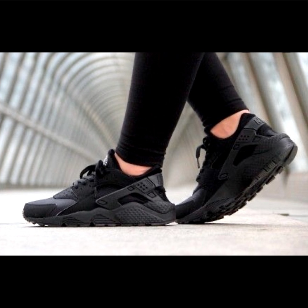 Nike Hurrache Triple Black womens size 9 cute casual athleisure EUC